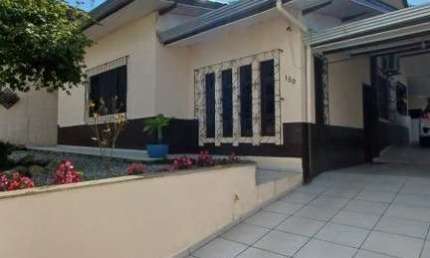 Casa mobiliada no Centro de Camboriú com 03 dormitórios