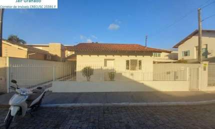 Linda Casa no Centro de Camboriú amplo terreno 12x25m 3 vagas de garagem