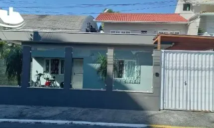 Linda Casa com dois andares em Camboriú no bairro Tabuleiro