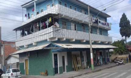 Prédio a venda com 10 apartamentos e 02 Salas comerciais.