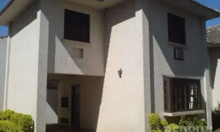 Casa em condomínio fechado com 3 quartos para alugar no Guarujá, Porto Alegre  por R$ 2.100