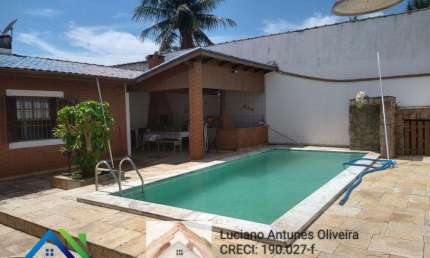 Maravilhosa casa com piscina à venda na praia em Caraguatatuba