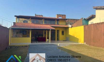 Excelente sobrado de esquina à venda na praia com 3 quartos