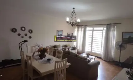 Casa à Venda no Centro de Valinhos SP, Terreno: 269,15m² e 170m² de area construída - R$ 1.200.000,00