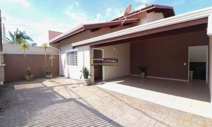 Casa a Venda em Valinhos / SP - 3 dorms., 3 vagas -  AC: 217,65m² - AT: 300,60m².   ESTUDA PERMUTA. 