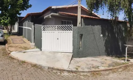 Casa locação em valinhos, 2 dorms, 2 vagas, vila santana - r$ 2.200,00 + iptu r$ 150,00