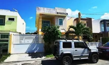 Bem localizada com 3 suítes, piscina privativa e energia solar.