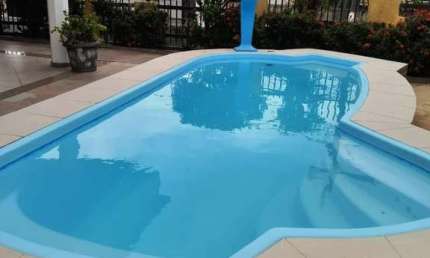 Bem localizada, 600 m² de terreno,  piscina e área gourmet.