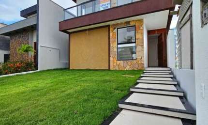 Casa Nova com 4 suítes e estrutura de lazer e segurança.