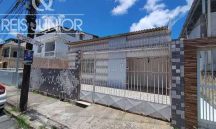 Imperdível Casa à Venda em Salvador-BA, no Bairro Iapi: 3 Quartos, 1 Sala, 1 Banheiro e 2 Vagas de Garagem!