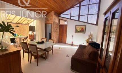 Casa térrea com  2 suítes e estrutura de lazer e segurança.