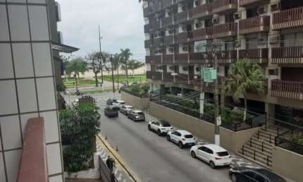 Dois dormitórios com varanda e na quadra da praia. Portaria. Garagem demarcada.