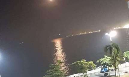 Três dormitórios em muito bom tamanho com suíte, ao lado da praia. Vista ao mar.