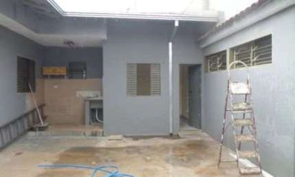 Casa no total de cinco dormitórios com uma principal e edícu