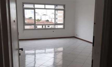Três dormitórios, suíte, grande e dependência de empregada.