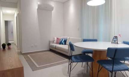 Dois dormitórios com suíte e varanda na sala. Frente praia