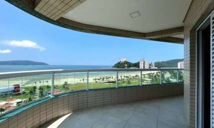 Três dormitórios em frente à praia. Varanda no quarto e sala