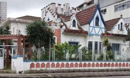 Casa em estilo castelinho. Três dormitórios de 340 m2. Linda