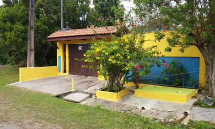 Casa com três dormitórios e suite. Porteira fechada. 330 m2.
