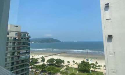 Três dormitórios, suíte e dependência. 212 m2. Duas vagas.