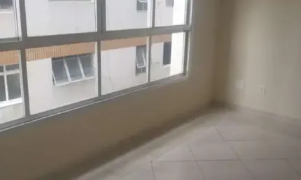 Dois dormitórios com dependência. Amplo. Garagem demarcada