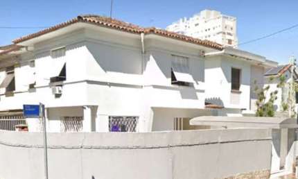 Casa sobrado com três dormitórios e garagem para dois carros