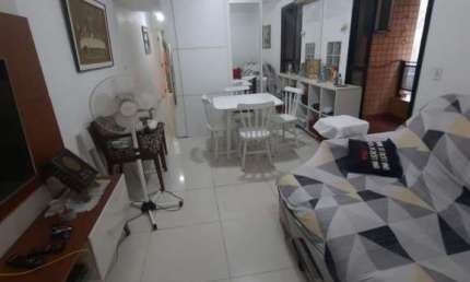 Dois dormitórios com varandas. Mobiliado. Uma quadra praia
