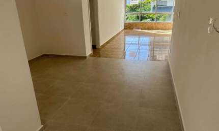 Três dormitorios amplo com duas suites. Na quadra da praia.