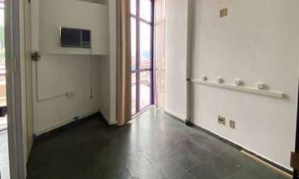 Sala comercial todo montado com divisórias e outros itens