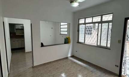 Térreo de dois dormitórios reformado com garagem e quintal