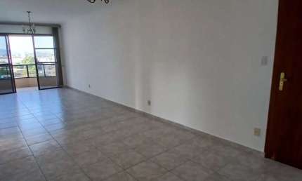 Três dormitórios, suíte, vaga demarcada. Conservado de 140m2