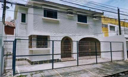 Mansão para venda na Boa Vista, Recife. Perfeita localização e casa ampla