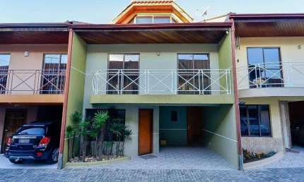 Sobrado com 3 dormitórios à venda, 180 m² por R$ 745.000,00 - Novo Mundo - Curitiba/PR