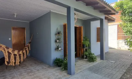 Casa térrea com 2 dormitórios e pátio grande no bairro Mathias Velho em Canoas