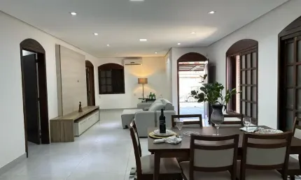 Casa térrea com 4 dormitórios, 2 suítes, garagem e pátio, bairro Estância Velha.