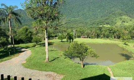 Maravilhoso Sítio em Pirabeiraba, com vista espetacular do complexo de montanhas e vales.
