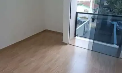 Sobrado Geminado com  2 suítes no bairro Rio Bonito, Joinville.