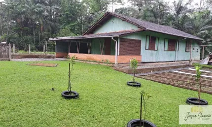 Terreno a venda em pirabeiraba, com 836 m², com casa de madeira