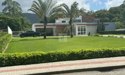 Casa 3 dormitórios, sendo 1 suíte com closet por R$ 1.890.000,00
