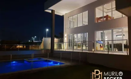Casa para venda com 5 suítes em Condomínio fechado no Bairro Urbanova