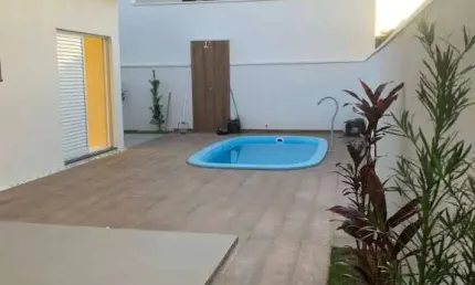Casa para venda com 3 quartos e piscina no Condomínio Terras do Vale