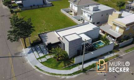 Casa com 3 suítes e piscina no Condomínio Terras do Vale
