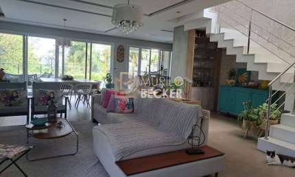 Aluga-se casa MOBILIADA de 5 quartos - 320m² - no bairro Urbanova