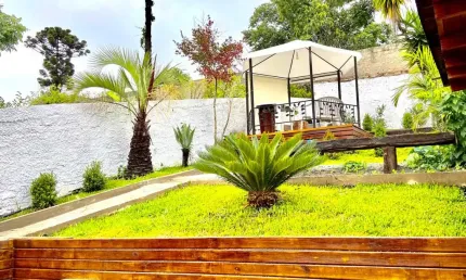 Casa à venda no bairro tingui, em curitiba. o valor é de r$ 749.000,00 e é uma ótima oportunidade para quem busca uma casa de campo na cidade!