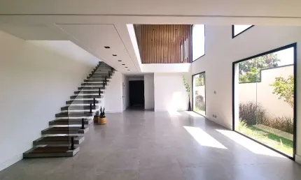 Casa recém construída em Aphaville com 4 suítes e 4 varandas. É um verdadeiro achado!