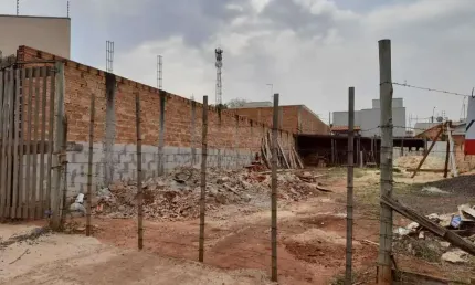 Terreno à venda no Jardim Pinheiros (Vila Xavier), Araraquara  por R$ 150.000