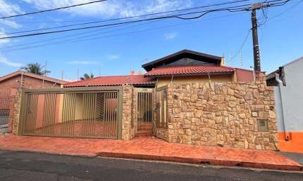 Casa com 3 quartos à venda no Centro, Araraquara , 283 m2 por R$ 750.000