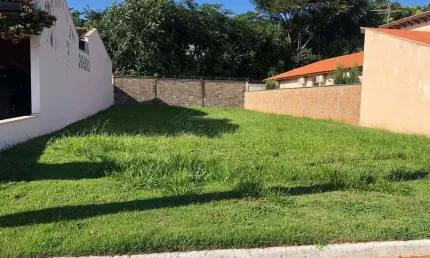 Terreno em condomínio fechado à venda no Jardim Bounganville, Araraquara  por R$ 215.000