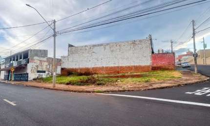 Terreno à venda no Jardim dos Manacás, Araraquara  por R$ 270.000