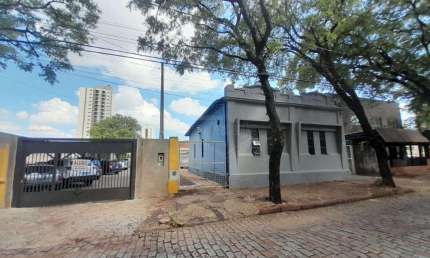 Casa comercial com 1 sala para alugar no Centro, Araraquara  por R$ 880